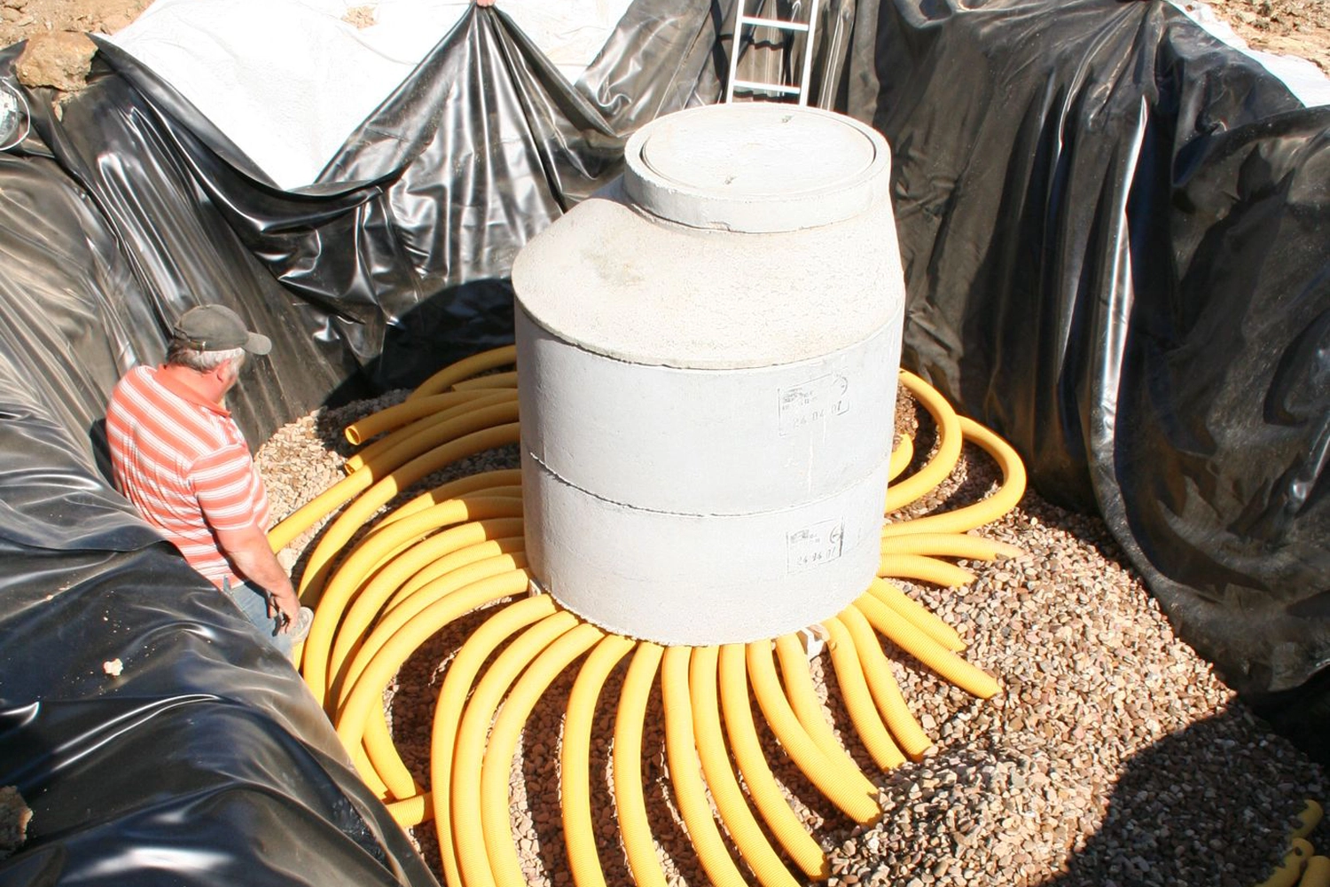 Entwässerungsarbeiten mit gesetztem Entwässerungsschacht